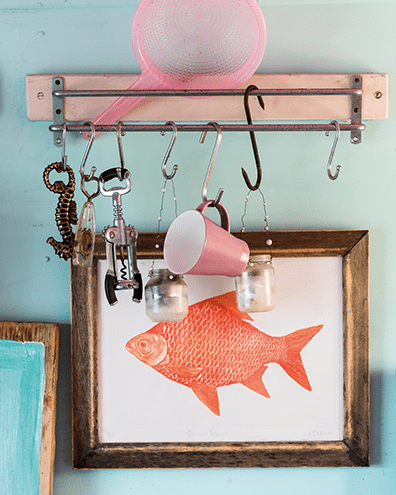 Space-saving storage in the form of hooks is a necessity in a beach hut