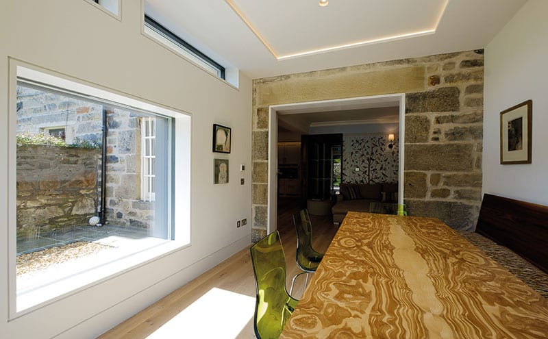 LED strip lighting and pairs of sunken spots create soft, subtle lighting in the extension