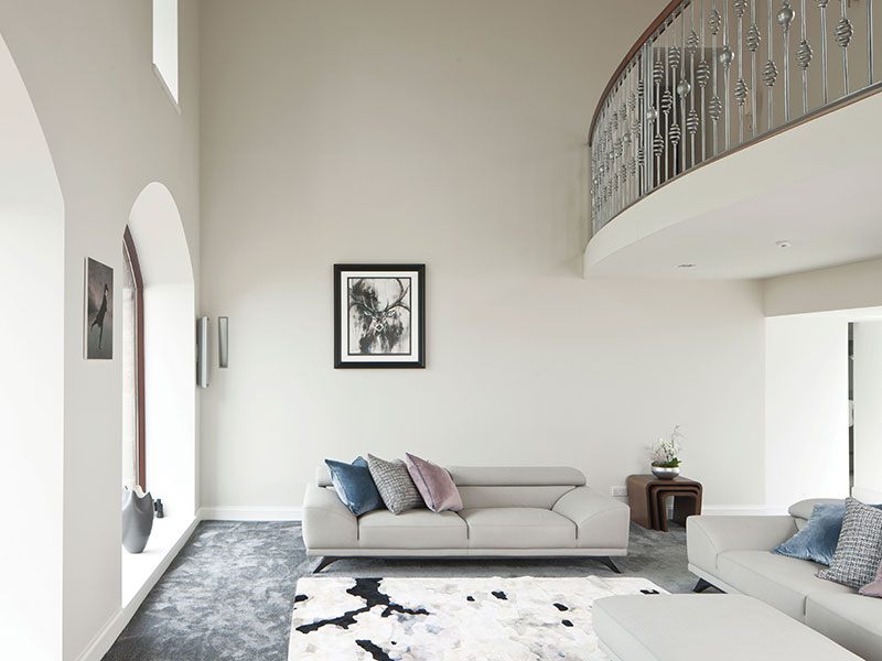 This image shows what lies behind the façade: now connected to the back of the house, this area can finally be used by the owners. The sofa, rug and carpet are all from Roche Bobois 