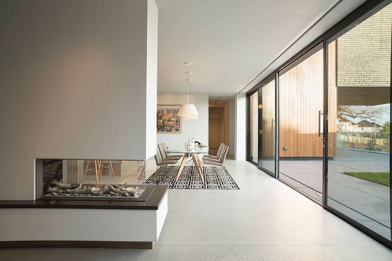 The external timber cladding by Russwood glows in the afternoon sun, its natural warmth linking the house to its garden and broader surroundings. IDSystems’ six-panel set of doors slides open completely, allowing inside and out to become one