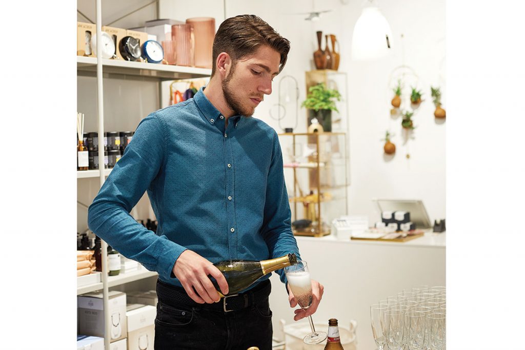 man-pouring-prosecco