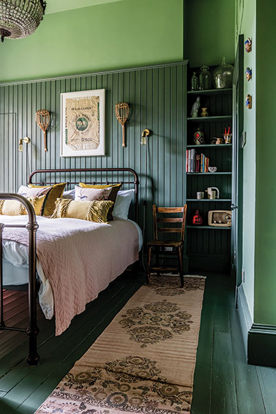 green-bedroom-with-nets-on-the-wall