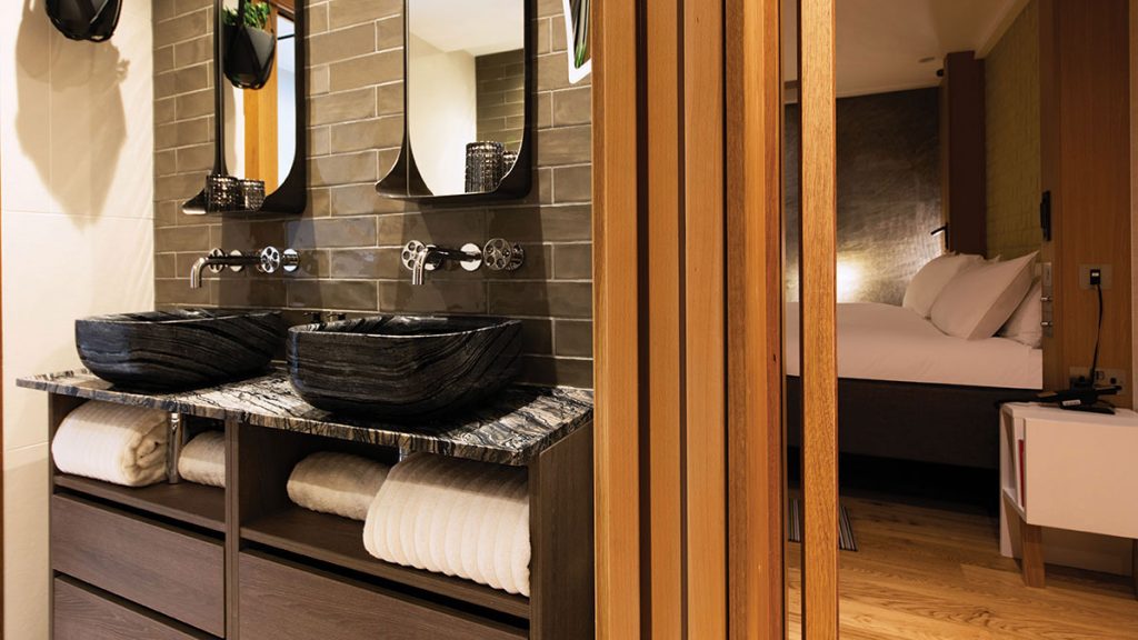 bathroom-at-market-street-hotel