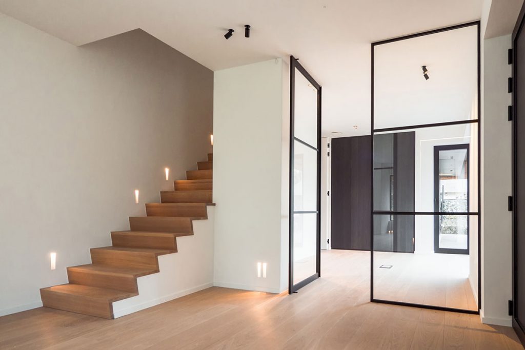 Portapivot 6530 has a minimal anodised aluminium frame with invisible pivot hinges.